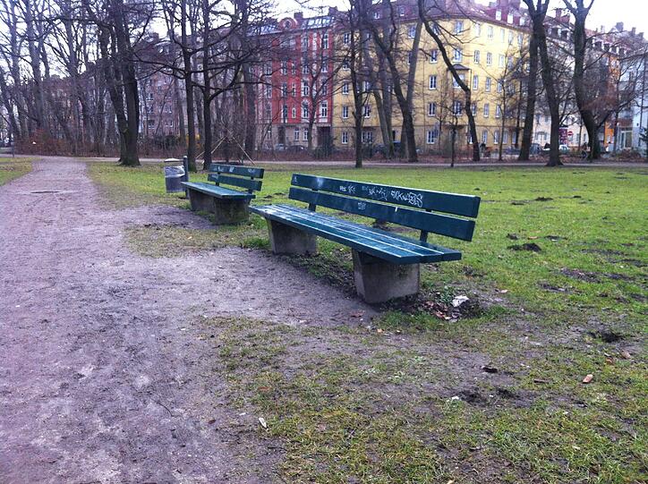 Für ältere Menschen sind die Bänke an der Isar ein Problem - sie sind zu niedrig.
