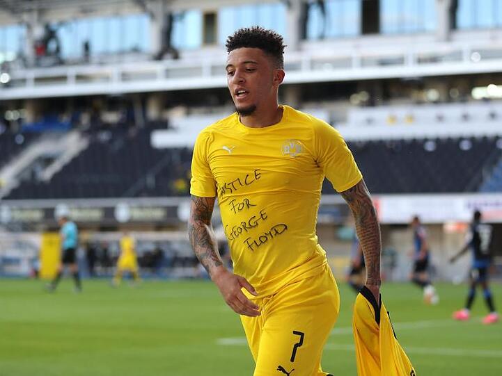 Dortmunds Jadon Sancho zeigt beim ersten seiner drei Tore gegen Paderborn ein Shirt mit dem Schriftzug "Justice for George Floyd".