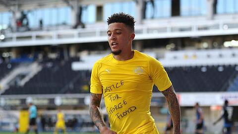 Dortmunds Jadon Sancho zeigt beim ersten seiner drei Tore gegen Paderborn ein Shirt mit dem Schriftzug "Justice for George Floyd".