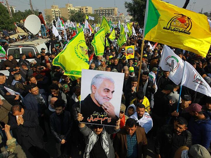 Anhänger des getöteten iranischen Generals Ghassem Soleimani nehmen onj Bagdad an einem Trauerzug teil.