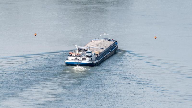 Ein Güterschiff fährt über die Donau. (Symbolbild) Ein Güterschiff fährt über die Donau. (Symbolbild)
