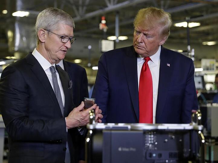 Bei der Fabrikbesichtigung in Austin hielt Tim Cook (l) dem US-Präsidenten einen längeren Vortrag darüber, wie wichtig der Produktionsstandort USA für Apple sei.