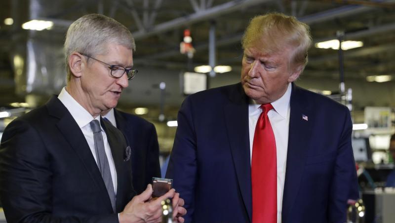 Bei der Fabrikbesichtigung in Austin hielt Tim Cook (l) dem US-Präsidenten einen längeren Vortrag darüber, wie wichtig der Produktionsstandort USA für Apple sei. Bei der Fabrikbesichtigung in Austin hielt Tim Cook (l) dem US-Präsidenten einen längeren Vortrag darüber, wie wichtig der Produktionsstandort USA für Apple sei.