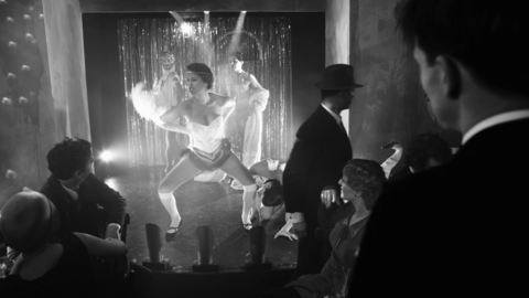Julian Rosefeldts 1-Kanal-Filmprojektion "Deep Gold" - hier eine Szene" - wird ab 20. August im Theatermuseum zu sehen sein. Der Schwarz-Weiß-Film ist eine Hommage an Luis Buñuels surrealistischem Klassiker "L'Âge d'Or" aus dem Jahr 1930. Rosefeldt hat das Geschehen in einen Nachtclub im Berlin der 1920er Jahre übertragen.