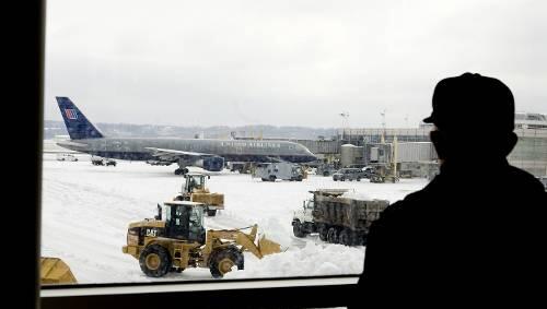 Am Flughafen in Washington wurde die Passagiere aus der Maschine gewiesen. Am Flughafen in Washington wurde die Passagiere aus der Maschine gewiesen.