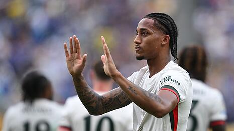 Kein Jubel: Der bei Fluminense ausgebildete Angreifer João Pedro hebt nach seinem Tor für Chelsea entschuldigend die Hände.