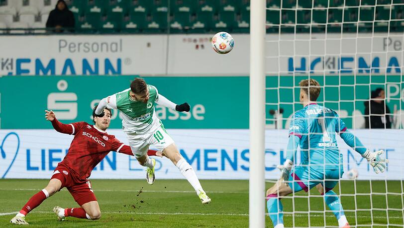 F&uuml;rths Kapit&auml;n Branimir Hrgota (M) k&ouml;pft das fr&uuml;he 1:0.