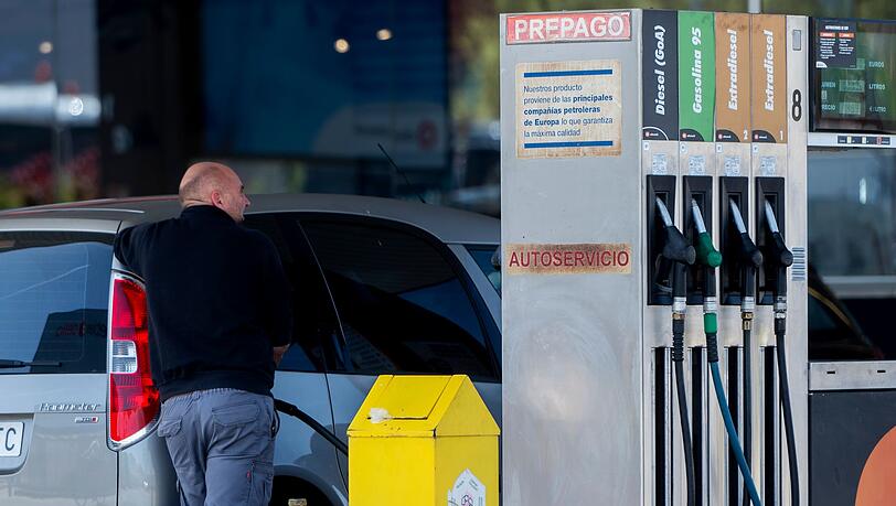 Spaniens Regierung will den Anstieg der Benzin- und Dieselpreise an den Zapfs&auml;ulen durch eine Senkung der Mehrwertsteuer bremsen. (Archivbild)