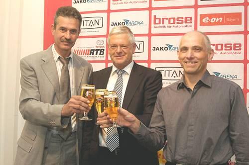 Stoßen auf eine erfolgreiche Basketball-Zukunft an: Karl Werner Wagner, Geschäftsführer der Eschenbacher Privatbrauerei, Norbert Burkard, Leiter der REWE-Region Süd, und Brose-Manager Wolfgang Heyder (v. l.).