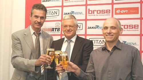 Stoßen auf eine erfolgreiche Basketball-Zukunft an: Karl Werner Wagner, Geschäftsführer der Eschenbacher Privatbrauerei, Norbert Burkard, Leiter der REWE-Region Süd, und Brose-Manager Wolfgang Heyder (v. l.).