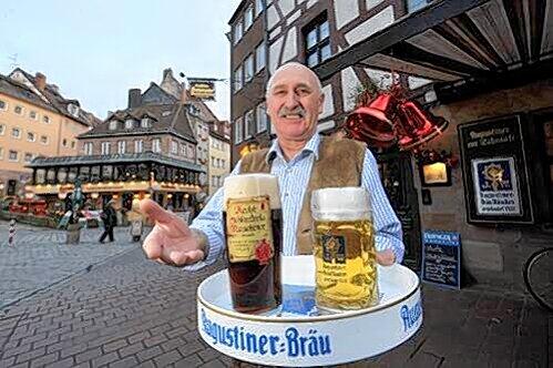 Franz Gerber vom &bdquo;Schlenkerla&ldquo; schenkt bereits Augustiner-Bier aus. Das berühmte Rauchbier aus Bamberg wird es aber auch weiter geben.