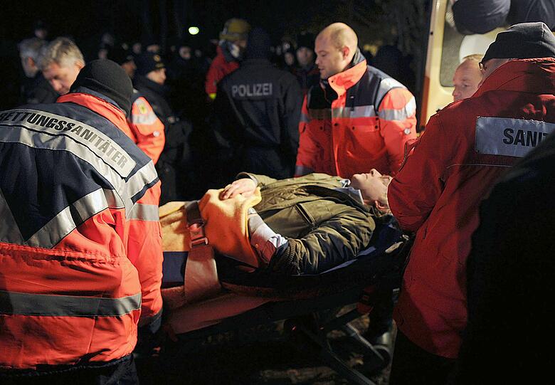 Der Castor rollt weiter, die Proteste halten an: Nach einer langen Protestnacht gegen den Castor-Transport ins niedersächsische Zwischenlager Gorleben haben Atomkraftgegner auch am Montag ihre Blockaden fortgesetzt - die Protest-Bilder der vergangenen Tage.