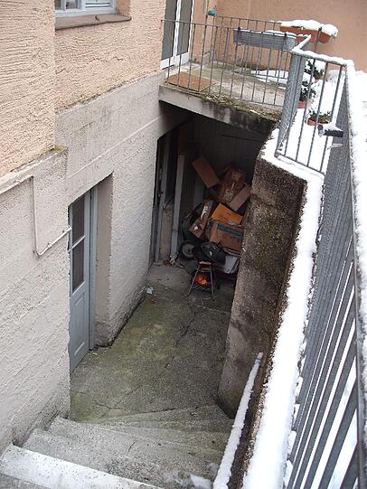 Hier geht es die Treppen zu dem Keller hinab, in dem der 78-Jährige gewohnt hatte.