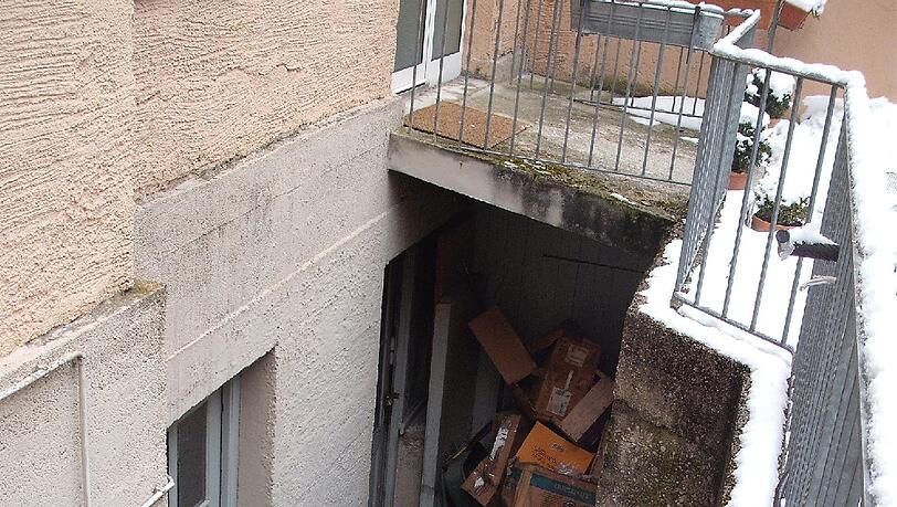 Hier geht es die Treppen zu dem Keller hinab, in dem der 78-Jährige gewohnt hatte. Hier geht es die Treppen zu dem Keller hinab, in dem der 78-Jährige gewohnt hatte.