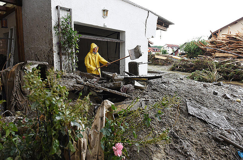 Aufräumen nach dem Hochwasser: Nasser Müll, Schlamm und Wasser soweit das Auge reicht. Die Bilder aus Simbach am Inn, Triftern und weiteren Gemeinden.