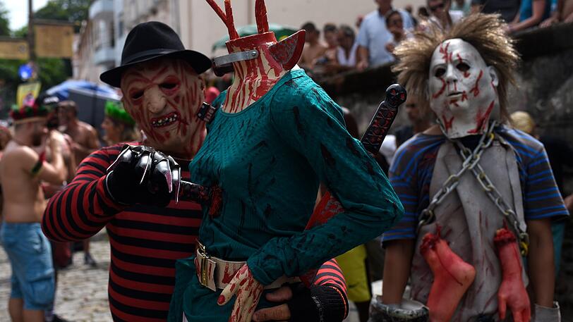 Rio de Janeiro: Männer mit Masken aus Horrorfilmen nehmen am Karnevalsumzug teil.