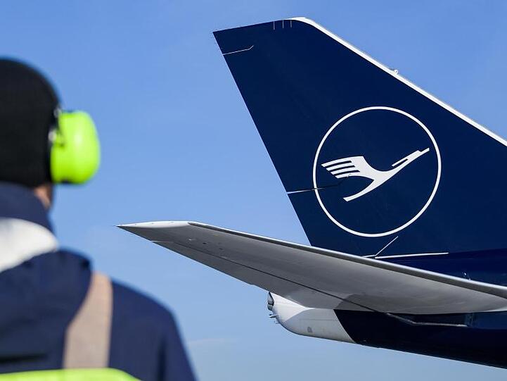 Eine Boeing 747-8 der Lufthansa steht auf dem Helmut-Schmidt-Flughafen in Hamburg.