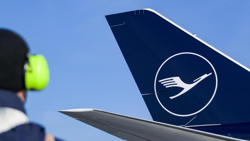 Eine Boeing 747-8 der Lufthansa steht auf dem Helmut-Schmidt-Flughafen in Hamburg. Eine Boeing 747-8 der Lufthansa steht auf dem Helmut-Schmidt-Flughafen in Hamburg.
