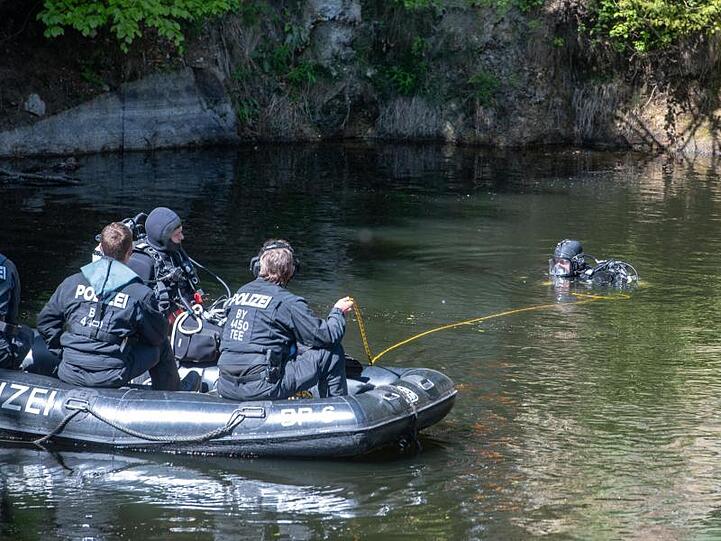Polizeitaucher suchen in einem Weiher nahe Flossenbürg nach der vermissten Schülerin Monika Frischholz. Foto: Armin Weigel