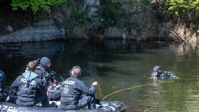 Polizeitaucher suchen in einem Weiher nahe Flossenbürg nach der vermissten Schülerin Monika Frischholz. Foto: Armin Weigel Polizeitaucher suchen in einem Weiher nahe Flossenbürg nach der vermissten Schülerin Monika Frischholz. Foto: Armin Weigel