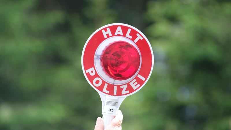Eine Polizistin hält während einer Polizeikontrolle eine rote Winkerkelle in die Höhe. Foto: Sebastian Willnow/zb/dpa/Symbolbild Eine Polizistin hält während einer Polizeikontrolle eine rote Winkerkelle in die Höhe. Foto: Sebastian Willnow/zb/dpa/Symbolbild