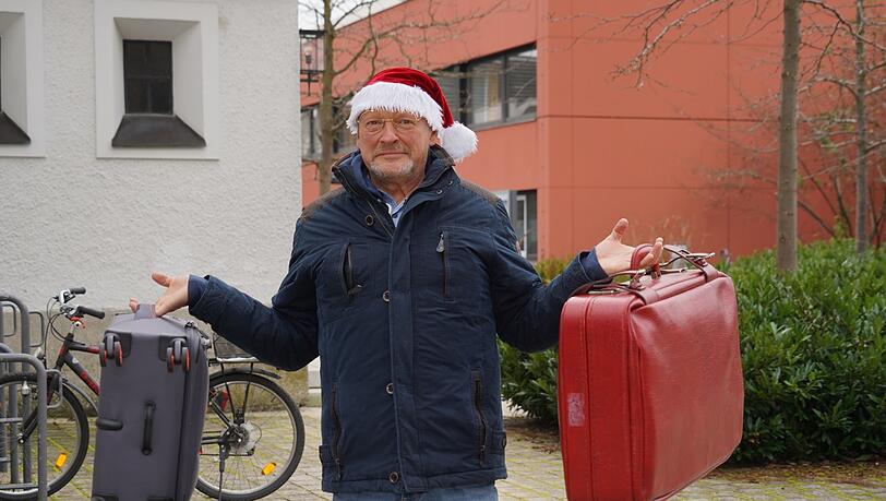 Zwei Koffer mit Ausrüstung hat Rudolf Mundl dabei, wenn er als Nikolaus unterwegs ist. Zwei Koffer mit Ausrüstung hat Rudolf Mundl dabei, wenn er als Nikolaus unterwegs ist.