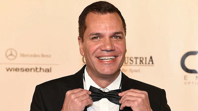 Dave Kaufmann kann momentan nicht als Sänger auftreten. Deshalb hat er sich einen Job als Sicherheitsmann besorgt und arbeitet auf 450-Euro-Basis.
