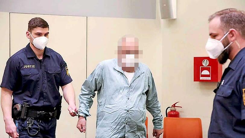 Ein Angeklagter wird in den Gerichtssaal geführt.