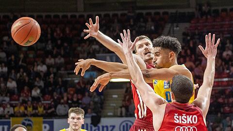 Im Duell mit Ex-Bayer Maodo Lo: Bayerns Topscorer Andreas Obst (oben) und Zan Mark Sisko.
