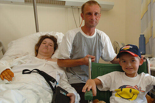 Stefan Leißl mit seiner Frau Carmen und Sohn Kevin (7)  im Krankenhaus.