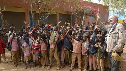 Christian Ude (r.) an der Schule Wend Songda in einem Slum der Hauptstadt Ouagadougou.