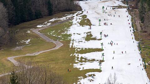 Das milde Wetter lässt den Schnee schmelzen, wie hier Anfang Januar im Talbereich des Skigebiets Brauneck in Bayern.