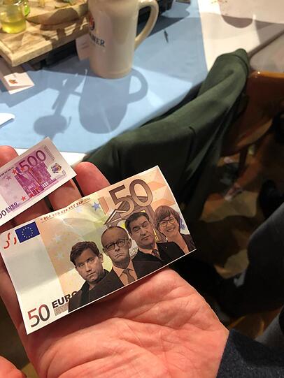 Mit Politikern bedruckte Spielgeldscheine.
