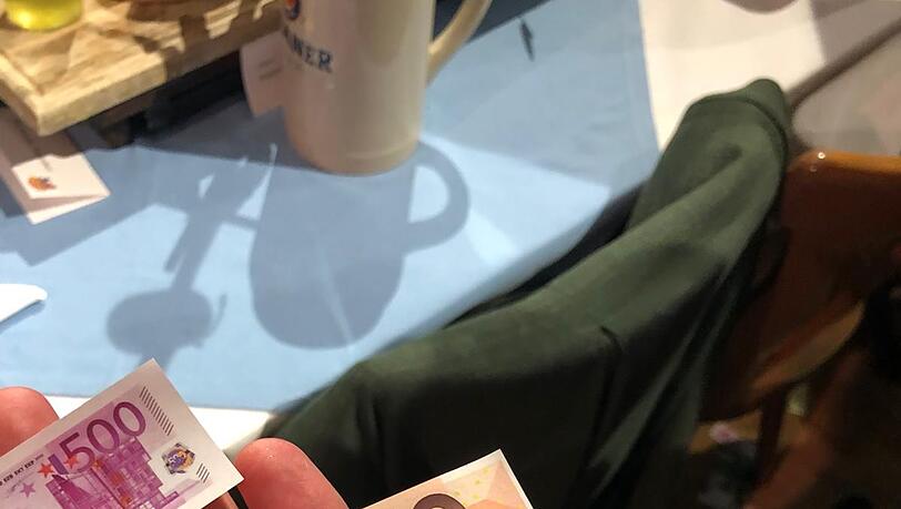 Mit Politikern bedruckte Spielgeldscheine.