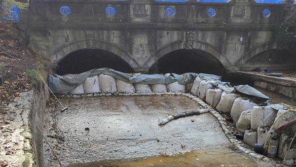 Martin Grün: "So sauber haben wir die Sohlfläche noch nie gesehen, bei keiner der bisherigen Backhauskehren. Das ist der Hauptgrund für die aktuellen Probleme. Der Schotter befindet sich normalerweise in der Senke, also da, wo man das Wasser stehen sieht."