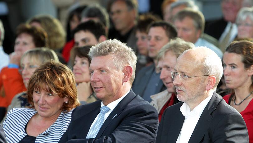 Dieter Reiter (M.), potenzieller OB-Kandidat, mit Ehefrau Petra und Sportreferent Rainer Schweppe. Dieter Reiter (M.), potenzieller OB-Kandidat, mit Ehefrau Petra und Sportreferent Rainer Schweppe.