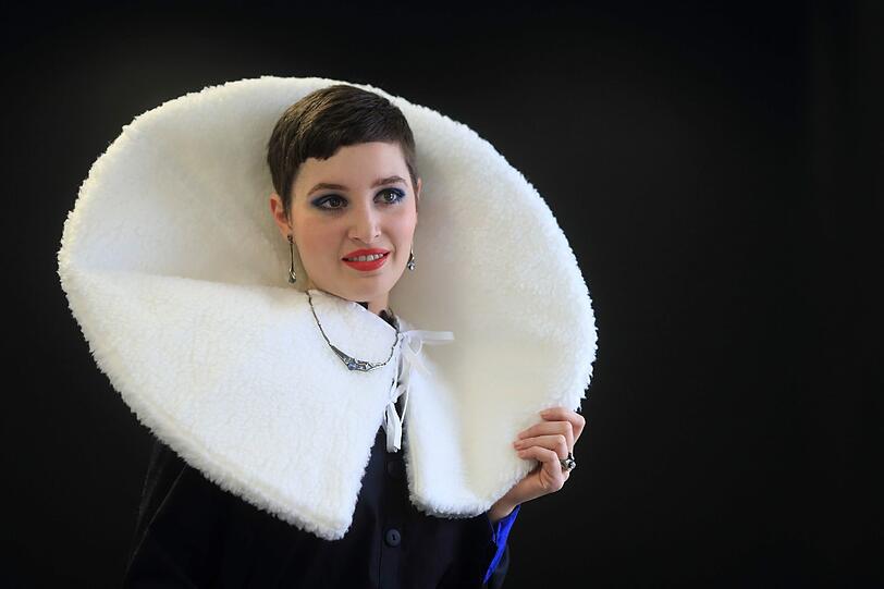 Dieser Riesen-Kragen wird anlässlich der Berliner Fashion Week in Magdeburg (Sachsen-Anhalt) vorgestellt. Die Landeshauptstadt präsentiert unterm dem Motto "Otto macht Mode" ihren kreativen Design-Nachwuchs.