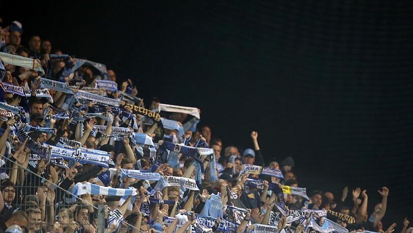 Runde 1800 Fans sind mit nach Aalen gereist, um die Mannschaft zu unterstützen. Runde 1800 Fans sind mit nach Aalen gereist, um die Mannschaft zu unterstützen.