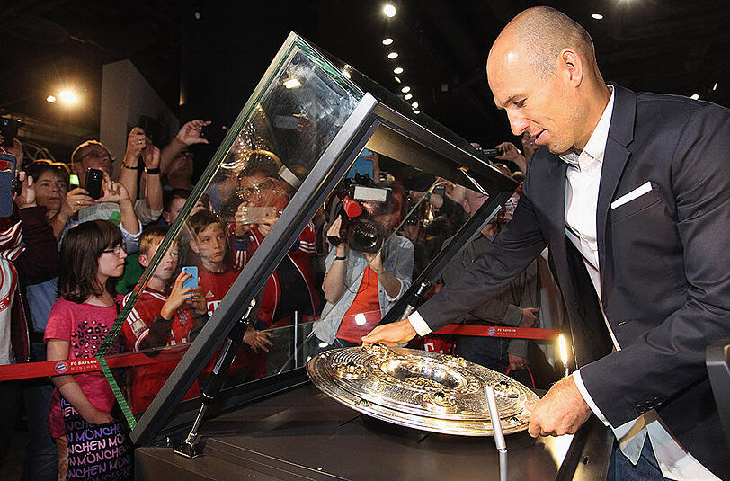 Brachte die Meisterschale am Montag in die Erlebniswelt des FC Bayern in der Allianz Arena: Arjen Robben.