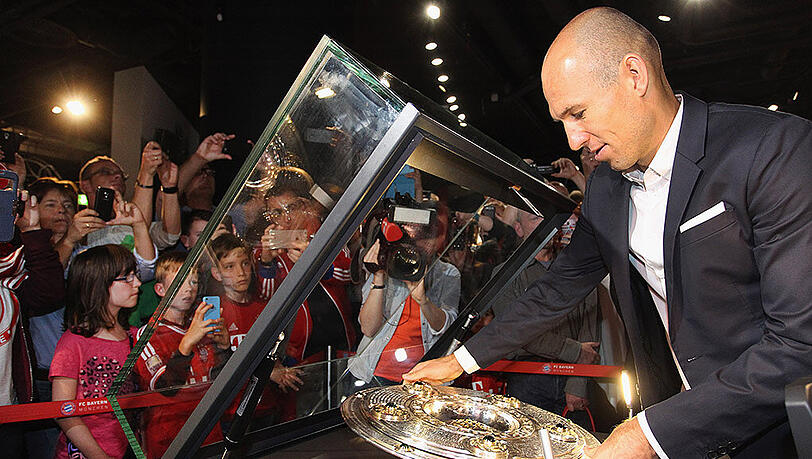 Brachte die Meisterschale am Montag in die Erlebniswelt des FC Bayern in der Allianz Arena: Arjen Robben. Brachte die Meisterschale am Montag in die Erlebniswelt des FC Bayern in der Allianz Arena: Arjen Robben.