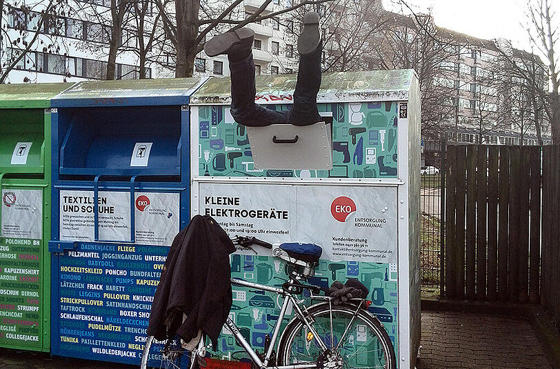 Skurriler Einsatz für die Bremer Polizei: Ein Mann ist in einem Container für Elektroschrott steckengeblieben.