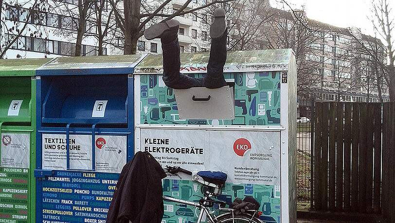 Skurriler Einsatz für die Bremer Polizei: Ein Mann ist in einem Container für Elektroschrott steckengeblieben. Skurriler Einsatz für die Bremer Polizei: Ein Mann ist in einem Container für Elektroschrott steckengeblieben.