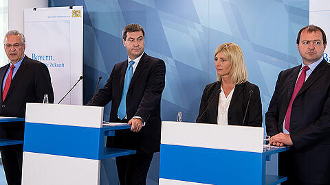 Innenminister Joachim Herrmann (l-r), Finanzminster Markus Söder, Umweltministerin Ulrike Scharf und der Landrat des Landkreises Rottal-Inn Michael Fahmüller bei der PK nach der Kabinettssitzung.