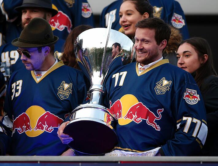 Uli Maurer mit dem Meisterpokal.