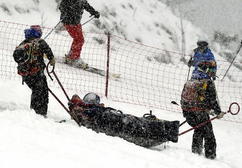 Ende Februar verletzt sich Lindsey Vonn schwer am linken Knie. Die Saison ist für die amerikanische Skifahrerin damit vorbei. Den Gesamtweltcupsieg muss sie der Schweizerin Lara Gut überlassen.
