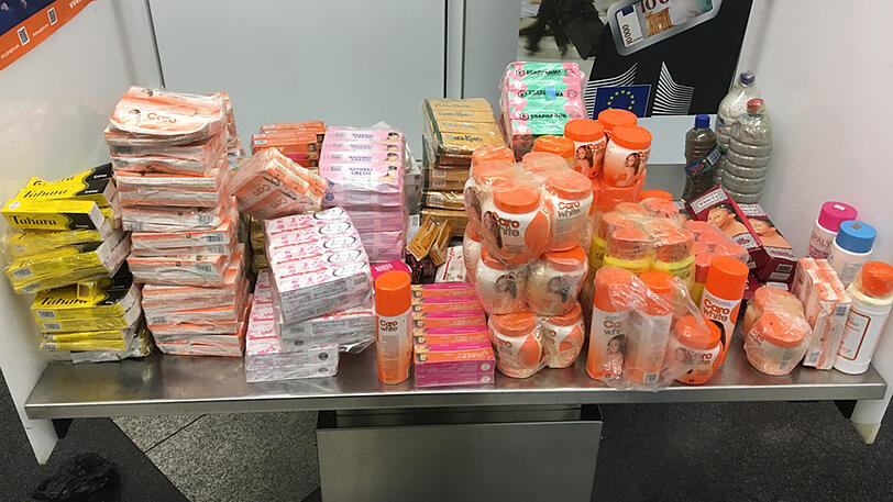Diese Cremes stellte der Zoll am Münchner Flughafen sicher.