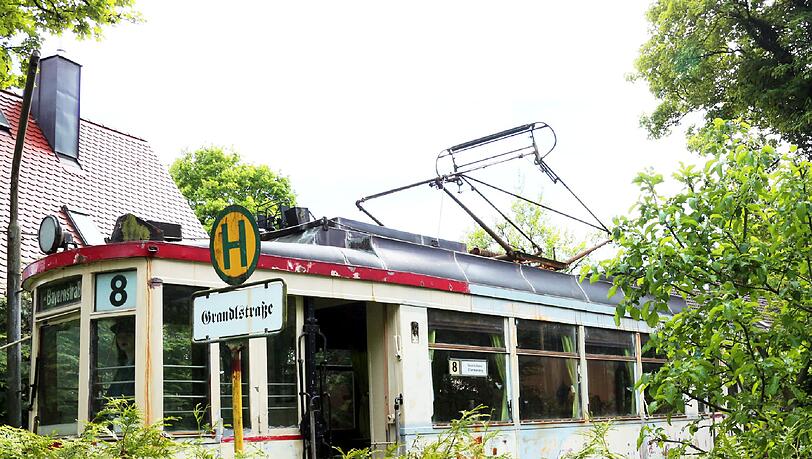 Nicht mehr unbedingt fahrbereit, aber sehr dekorativ: die alte Tram in Obermenzing.