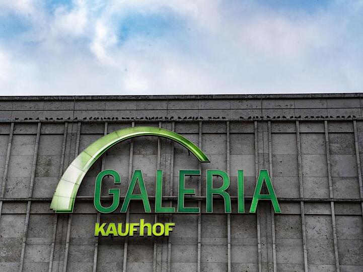 Der Schriftzug Galeria Kaufhof ist an der Fassade der Filiale am Berliner Alexanderplatz.