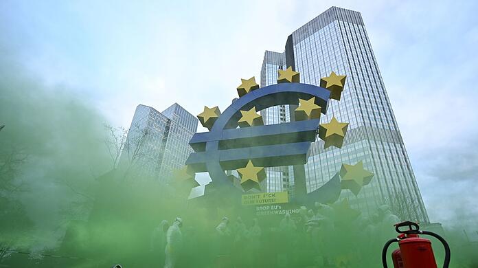 Aktivisten des "Koala Kollektivs" demonstrieren vor der Euro-Skulptur in der Frankfurter Innenstadt gegen "Greenwashing" von Atomenergie und Erdgas durch die Taxonomie der EU.