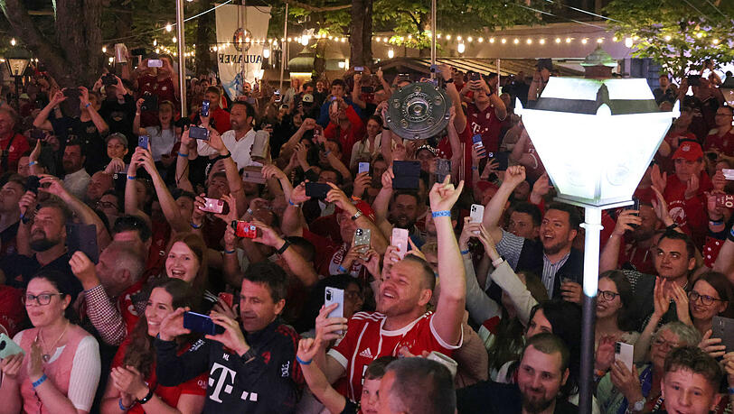 Ausgelassene Stimmung am Nockherberg: Bei der Paulaner Fanparty am Samstagabend wird die Bayern-Mannschaft bejubelt. Ausgelassene Stimmung am Nockherberg: Bei der Paulaner Fanparty am Samstagabend wird die Bayern-Mannschaft bejubelt.